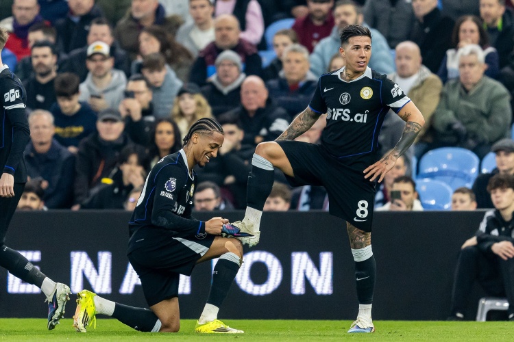 开云体育官网-阿巴连线！恩佐助攻佩德罗破门后，佩德罗送上擦鞋庆祝